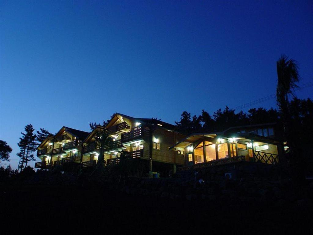 Breakfast At Tiffany'S Pension Seogwipo Exterior photo